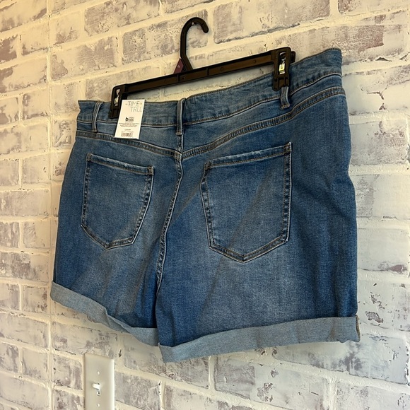 NWT Time and True Women’s Denim 4” Jean Shorts Medium Wash Denim Cuff Size 20 - Picture 5 of 6